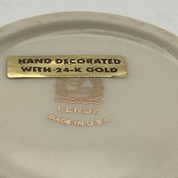 Two Classic Lenox Small Embossed Bowls - Picture 12 of 12